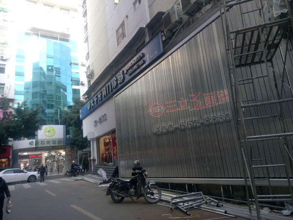 福建省南平市戶(hù)外樓體落地三面翻路邊廣告牌案例施工圖片