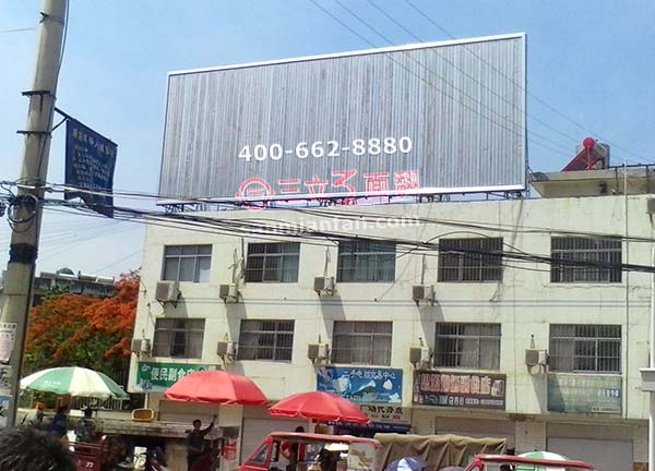 云南省昭通市巧家縣樓頂三面翻廣告牌案例施工圖片