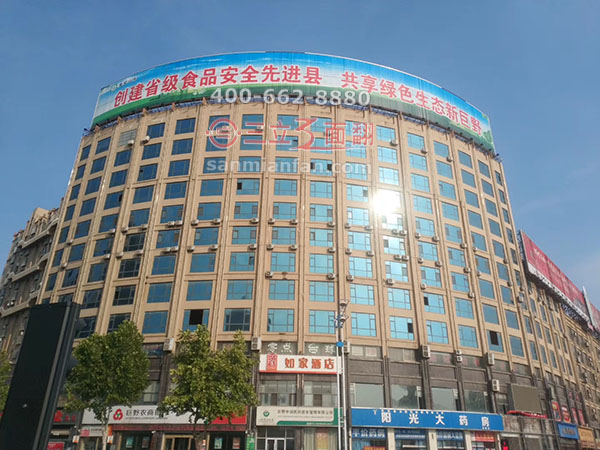 山東菏澤巨野縣戶外弧形樓頂三面翻廣告牌案例施工圖片